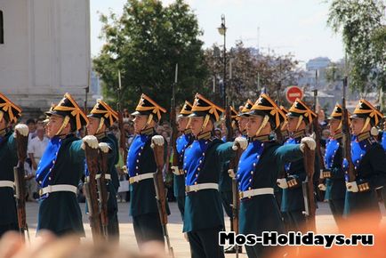 Divorțul gardianului din Kremlin - ceremonia divorțului de pază pe piața din Catedrala din Kremlin - fotografii și