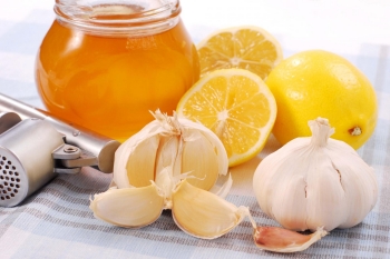 Рецепт корисного продукту з меду, лимона і часнику