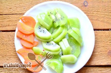 Salată cu pui afumat și kiwi, rețete simple și delicioase de salate cu fotografie