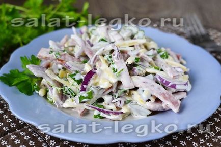 Salată - snack bar - cu cârnați afumați, brânză și castraveți