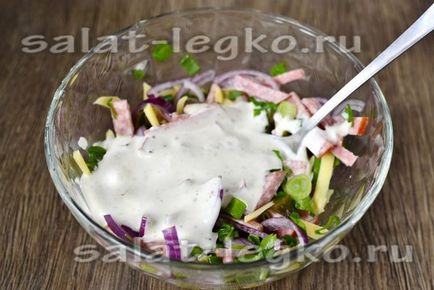 Salată - snack bar - cu cârnați afumați, brânză și castraveți