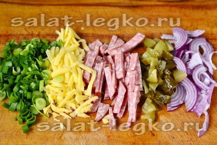 Salată - snack bar - cu cârnați afumați, brânză și castraveți