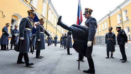 Soldații regimentului prezidențial de la ceremonia de pază