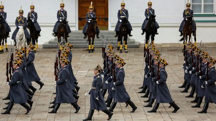 Soldații regimentului prezidențial de la ceremonia de pază