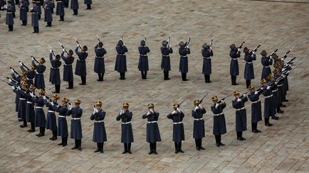 Soldații regimentului prezidențial de la ceremonia de pază