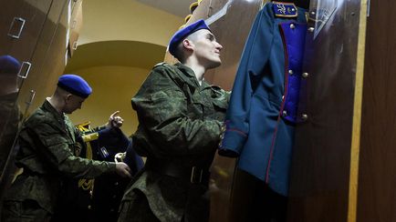 Katonák az elnöki ezred őr szerelési ünnepségen