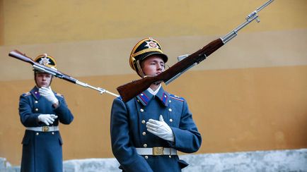 Soldații regimentului prezidențial de la ceremonia de pază