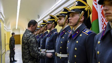 Soldații regimentului prezidențial de la ceremonia de pază