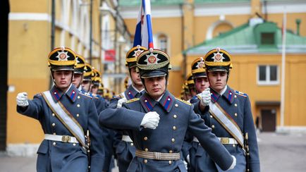 Soldații regimentului prezidențial de la ceremonia de pază