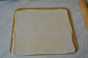 Kolbász leveles tészta sajttal és uborka