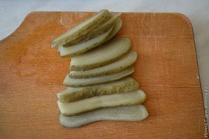 Сосиски в листковому тісті з огірком і сиром