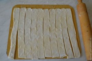 Kolbász leveles tészta sajttal és uborka