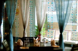 Modern izzószál függöny (muszlin) a konyhában kezével (fotó és videó)
