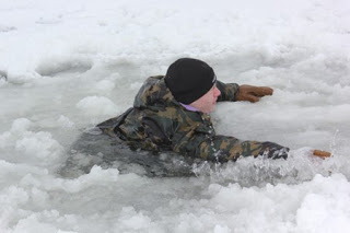 Modalități de a salva o persoană care a căzut prin gheață