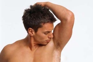 Чи варто голити пахви чоловікам і чому