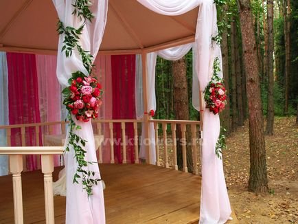 Decorul de nunta al verandei de vară și pergolei personale ale restaurantului într-o paletă plină de culoare și fermecătoare