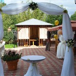 Decorul de nunta al verandei de vară și pergolei personale ale restaurantului într-o paletă plină de culoare și fermecătoare