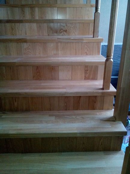 Тонування і фарбування дерев'яних сходів