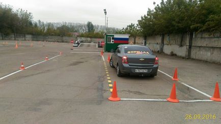 Gyakorlatokat a versenypályán (jármű álló) Gyakorlatok a versenypályán