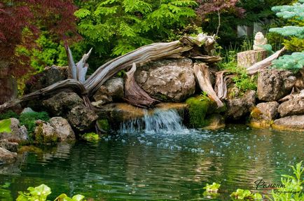 Cascada în curtea unor iazuri artificiale elegante în designul peisajului pe fotografie