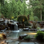 Водоспад у дворі стильні штучні водойми в ландшафтному дизайні на фото