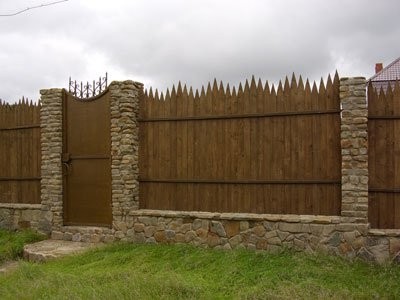 Fence-palisade cu propriile mâini instrucțiuni pas cu pas pentru a ridica garduri