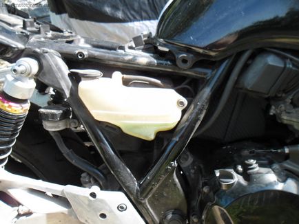 Înlocuirea răcitorului de lichid pe o motocicletă honda cb 400 sf, care călătorește pe o motocicletă și nu numai