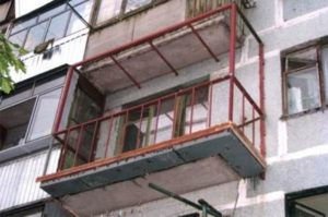 Schimbare de sticlă pe balconul de reparații și întreținere a unităților de sticlă izolatoare