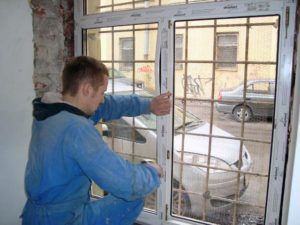 Schimbare de sticlă pe balconul de reparații și întreținere a unităților de sticlă izolatoare