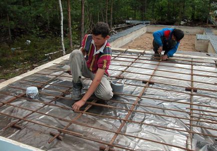 Beton és fa padló a földön minden a készülék és a felmelegedés