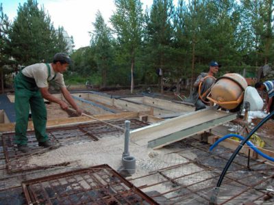 Podele din beton și din lemn pe pământ în jurul dispozitivului și a izolației