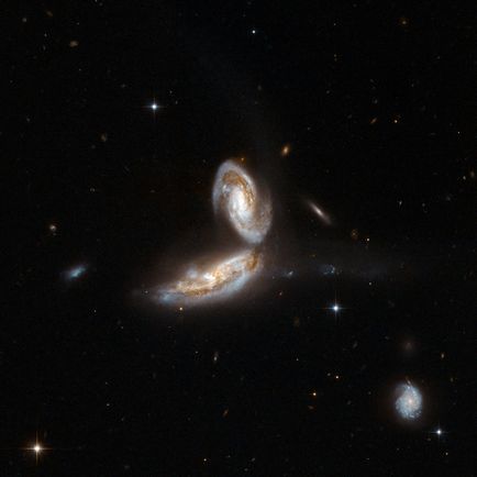 Un univers mare de galaxii care interacționează