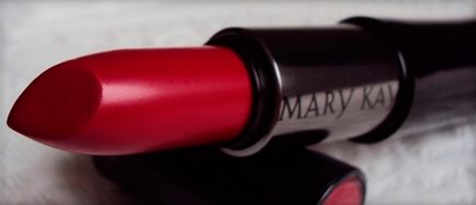 Maroon rúzs, aki megy árnyalatok (sötét, világos és matt) és a fotó smink