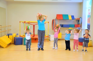 Gyerekek fitness képzési program a diákok, berendezések, gyakorlatok, és videobemutatók