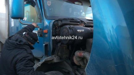 Diagnosztika és javítás elektromos Volvo teherautó az úton