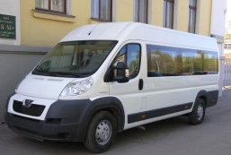 Ford transit (fehér) - kiadó egy kisbusz egy esküvő