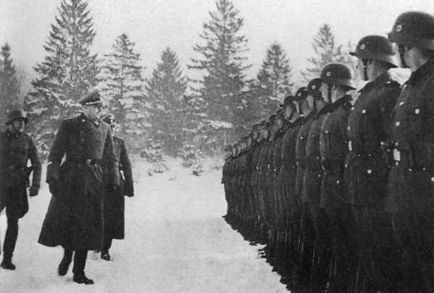 Formați militari militari, soldați și ofițeri ai Germaniei naziste Wehrmacht cu insigne, față și