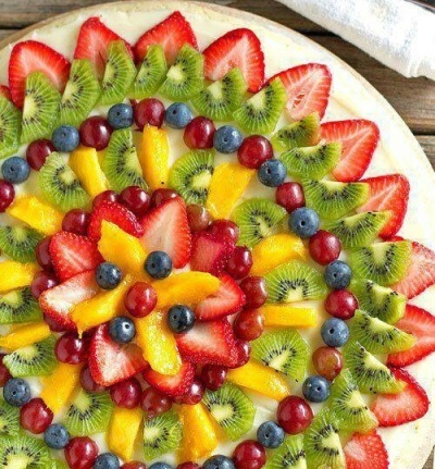 Szeletelő gyümölcs egy ünnepi asztalon látványos desszertek