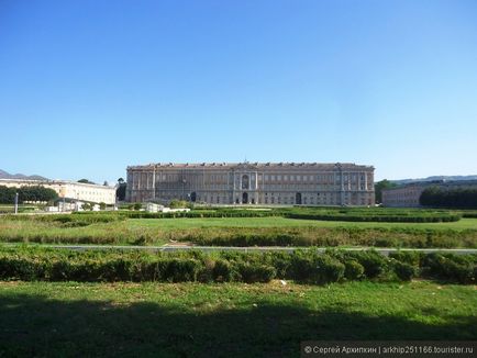 szükséges Nápoly feltétlenül menjen és nézze meg a királyi palota és park komplex és Caserta