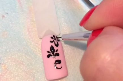 Як навчитися малювати вензелі на нігтях