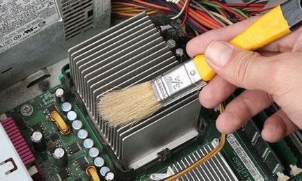 Cum să curățați un computer de praf în interiorul sau fără aspirator