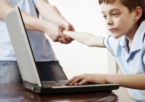 Cum să distragi un copil de la un computer, vârful mamei