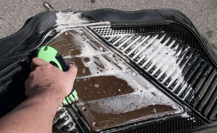Cum se spală covorașele auto