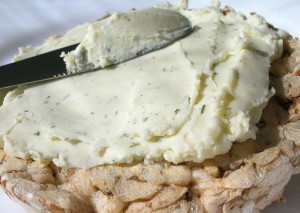 Cum se prepară brânza de brânză cu ierburi în casă