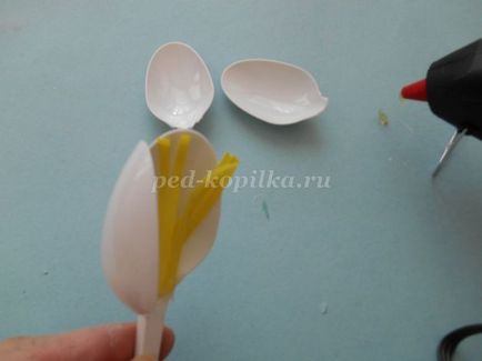 Cum sa faci o lalea, un buchet de lalele din linguri de plastic