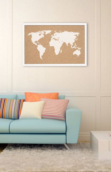 Harta geografică a lumii în interiorul unei grădinițe, dormitor și cameră de zi