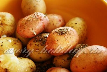 Картопля з часником і прованськими травами, запечений в духовці
