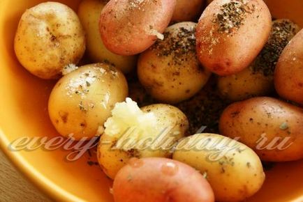 Картопля з часником і прованськими травами, запечений в духовці