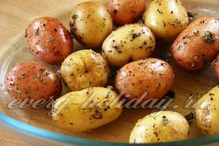 Cartofi cu usturoi și plante provensale coapte în cuptor