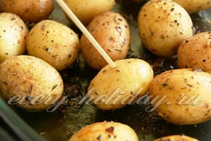 Cartofi cu usturoi și plante provensale coapte în cuptor